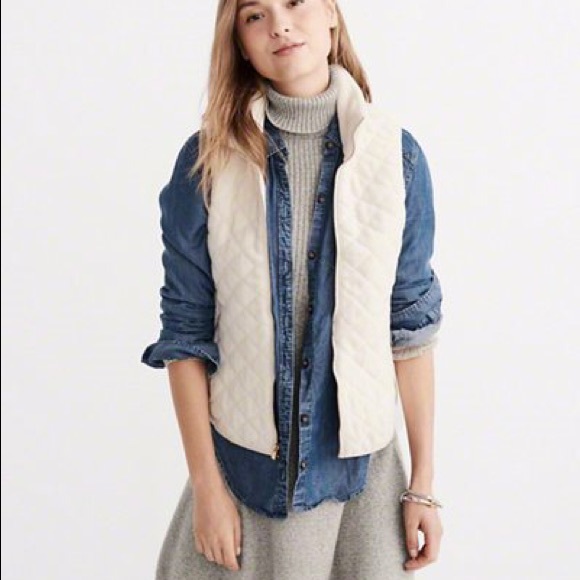 A&F Fleece Quilted Vest - Picture 3 of 4